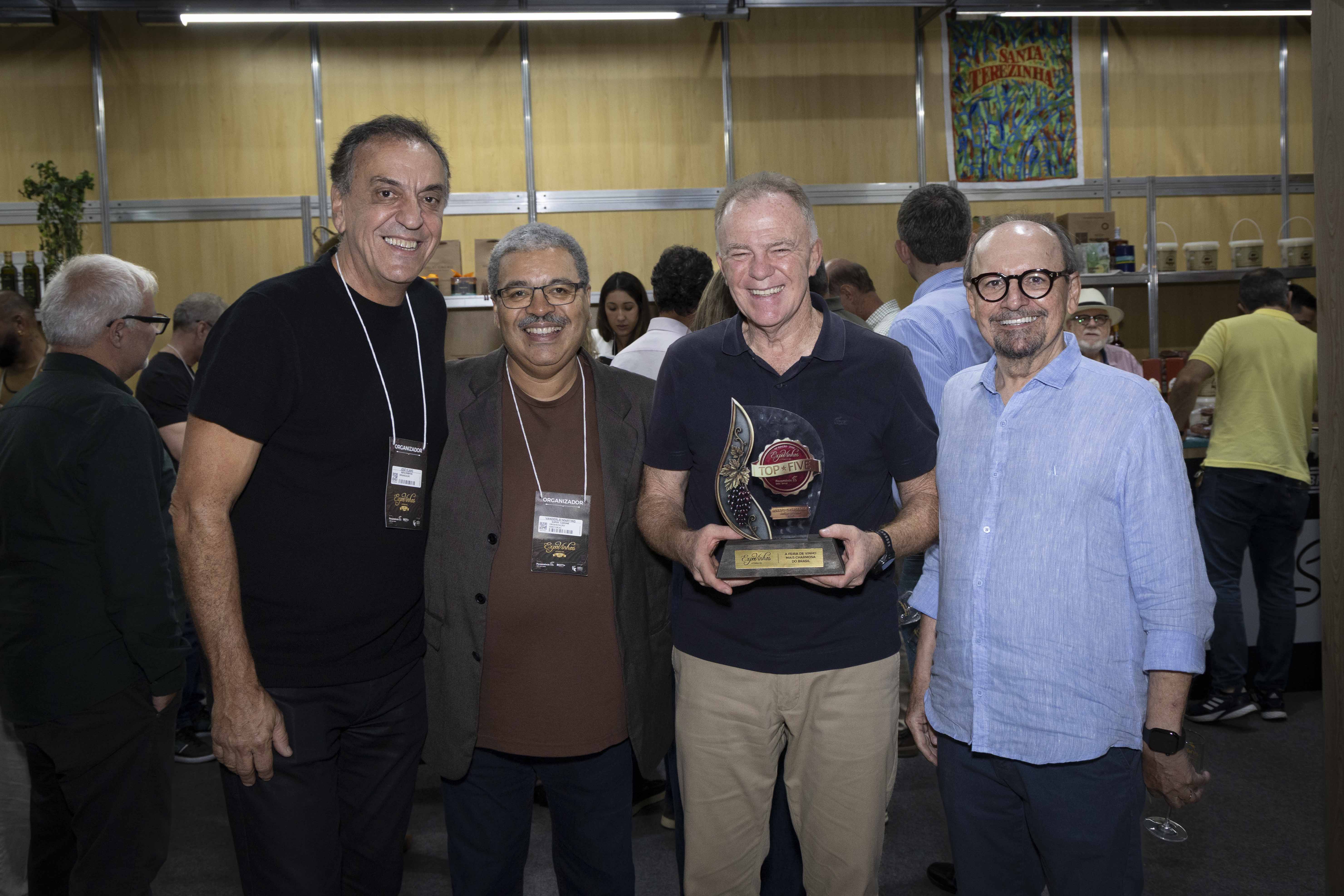 Zé Olavo Médici e Vanderlei Martins organizadores da ExpoVinhos Vitória, Renato Casagrande e Idalberto Moro, presidente da Fecomércio-ES.