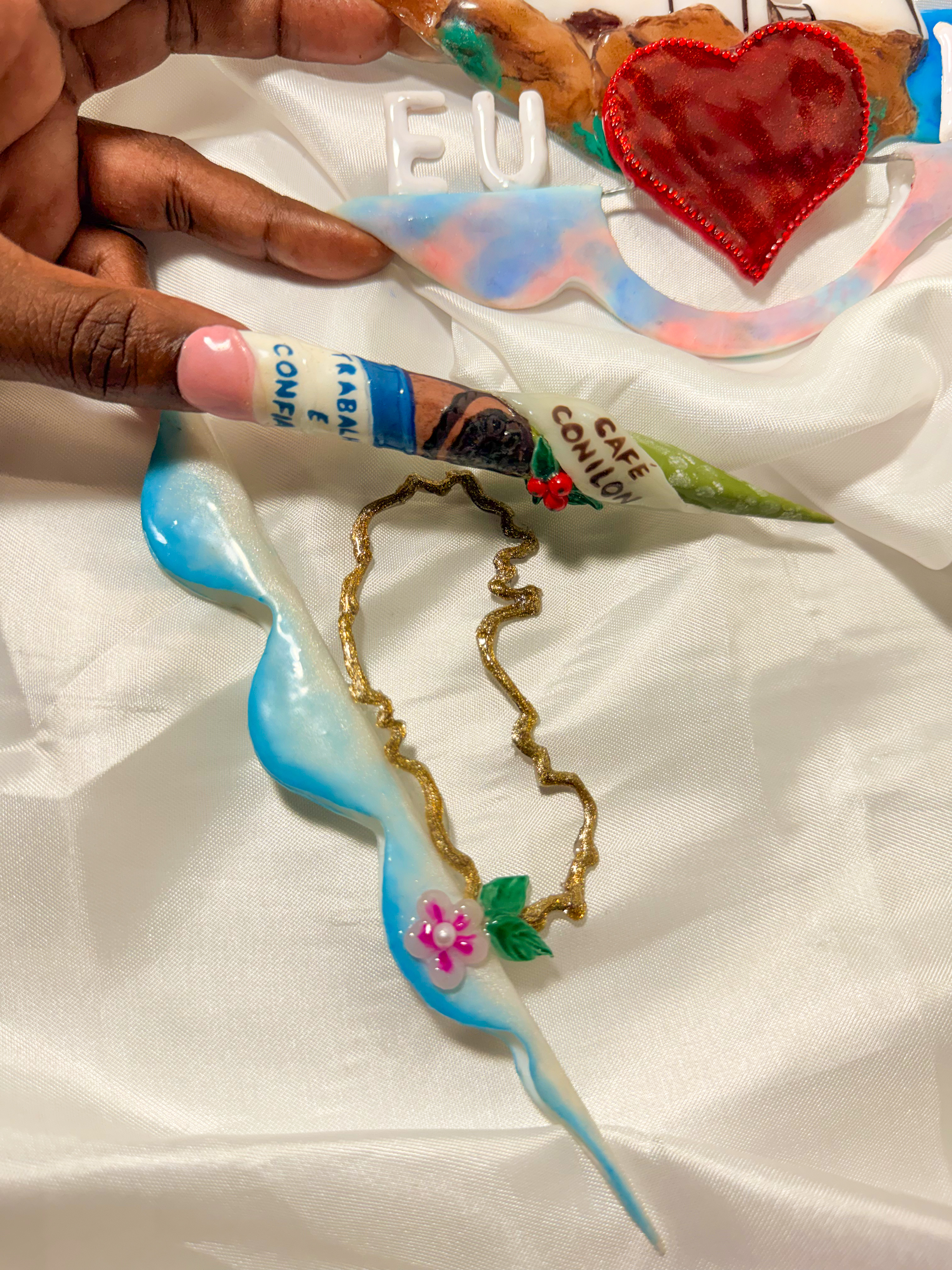 Nail designer homenageia o ES com simbolos capixabas nas unhas